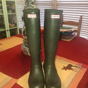 Women’s size 8 Matte olive hunter boots